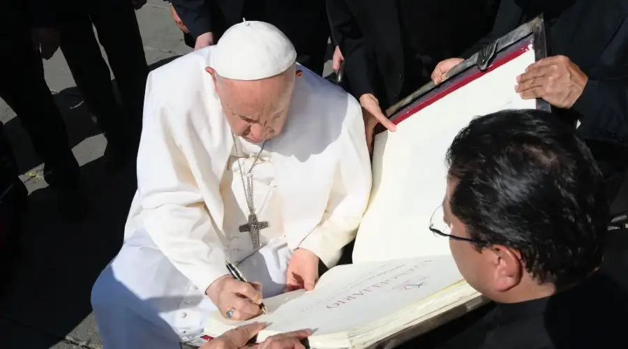 “El Papa Francisco bendice símbolo del Congreso Eucarístico Internacional” – Catholic.net