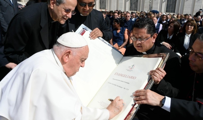 Zenit , “Papa Francisco bendice el evangeliario para el Congreso Eucarístico Internacional de Ecuador”