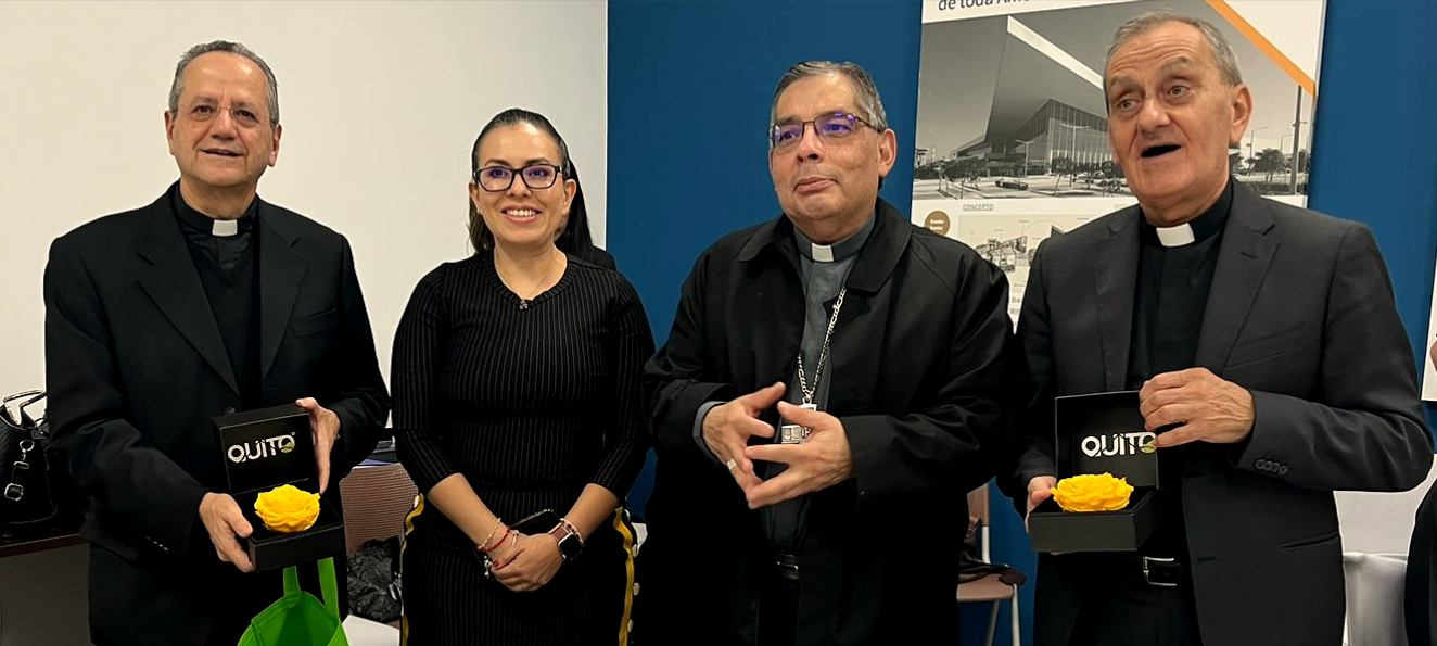 Arzobispo de Quito recibe reconocimiento de Quito Turismo.